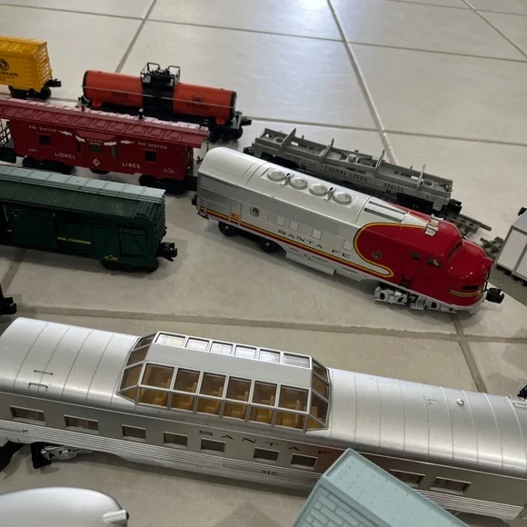 Vintage Model electric Train Set with Assorted Cars - Picture 6 of 9